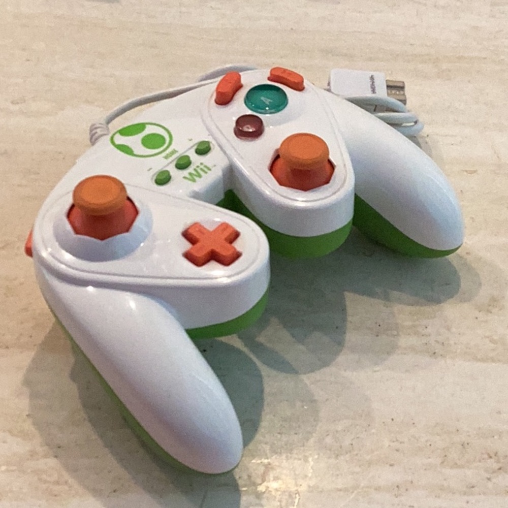 Yoshi Wired Fight Pad Controller Wii U & Wii - Picture 8 of 9